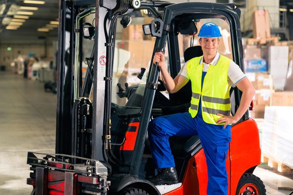 Gabelstaplerfahrer im Lager der Spedition